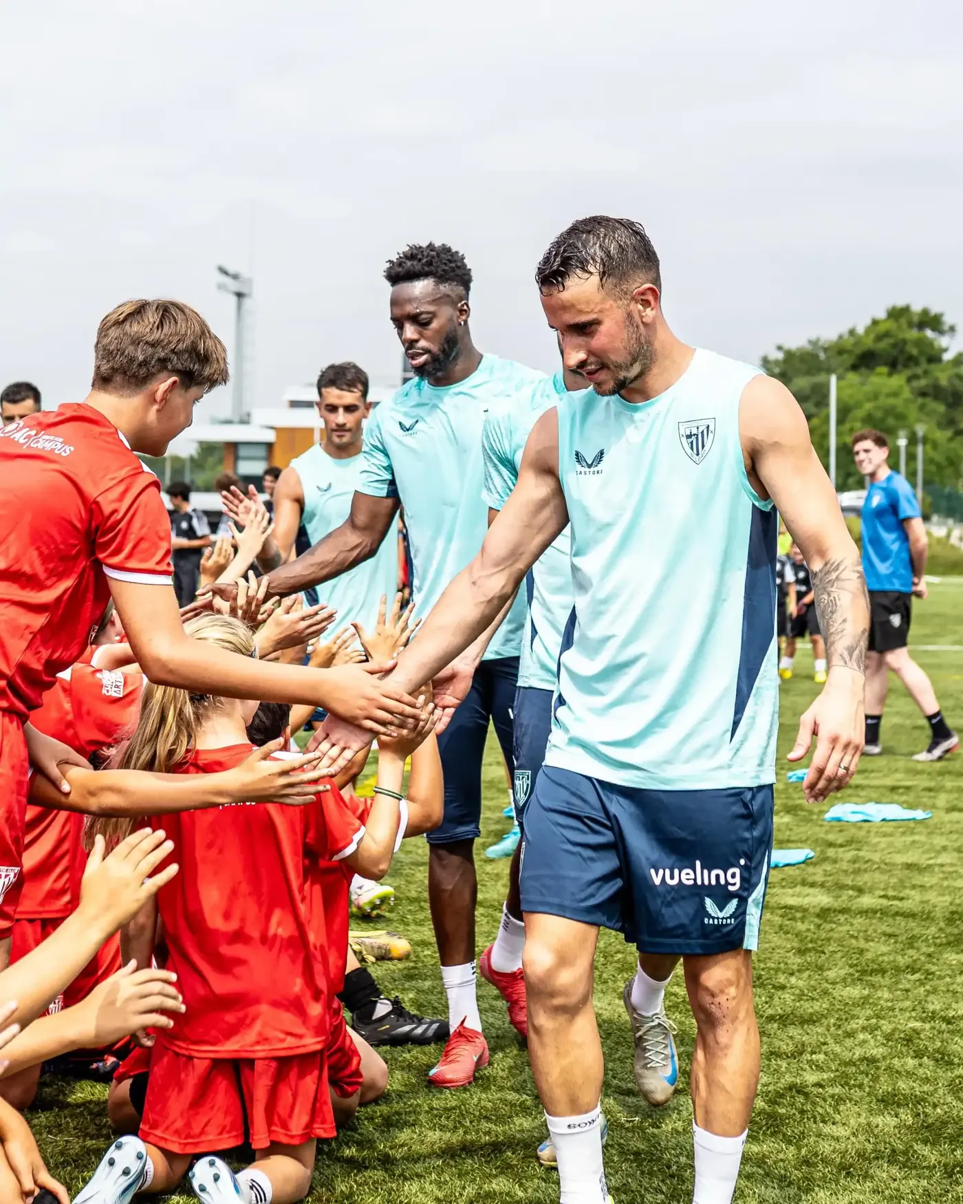 Pasillo de bienvenida con futbolistas del Athletic
