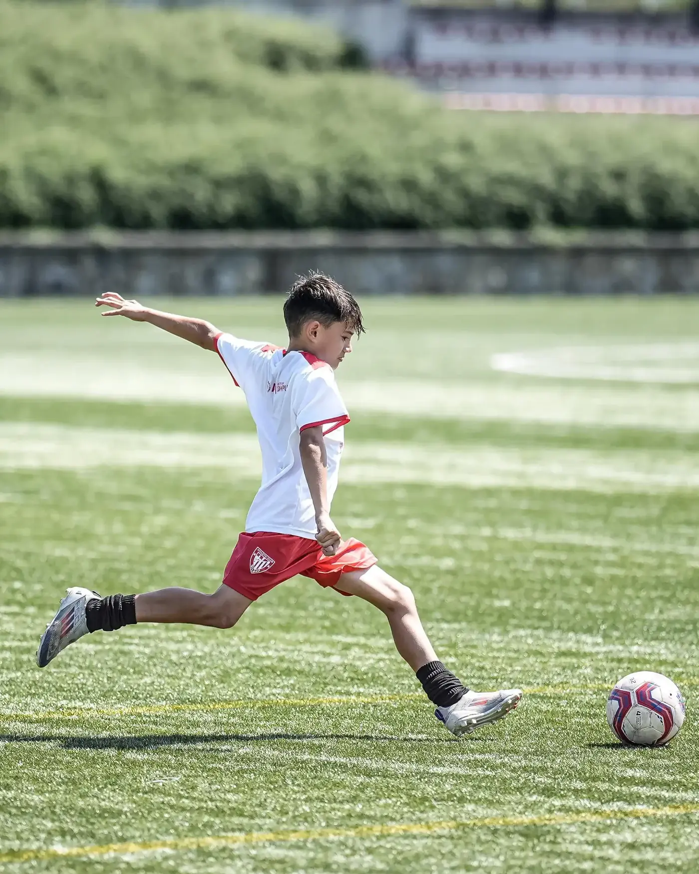 Jugador golpeando el balón en el campo
