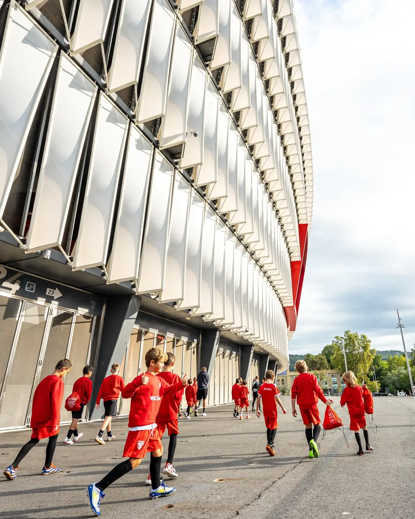 Jugadores del campus llegando a San Mamés