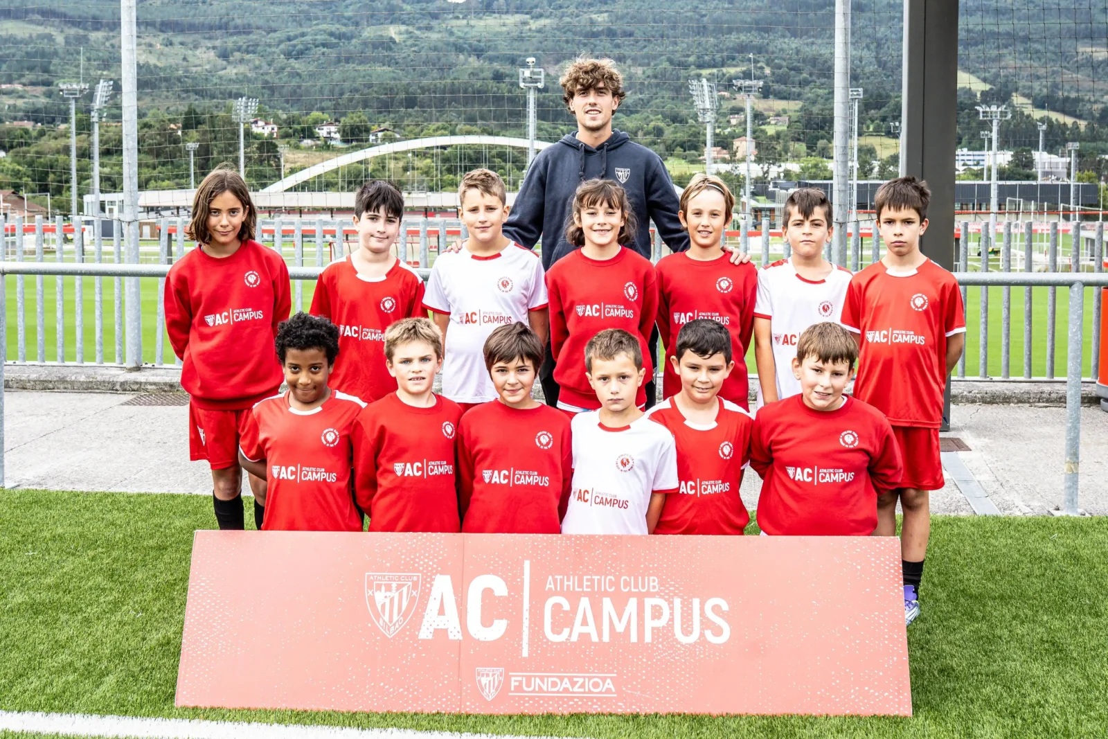 Entrenadores/as con jugadores/as del campus