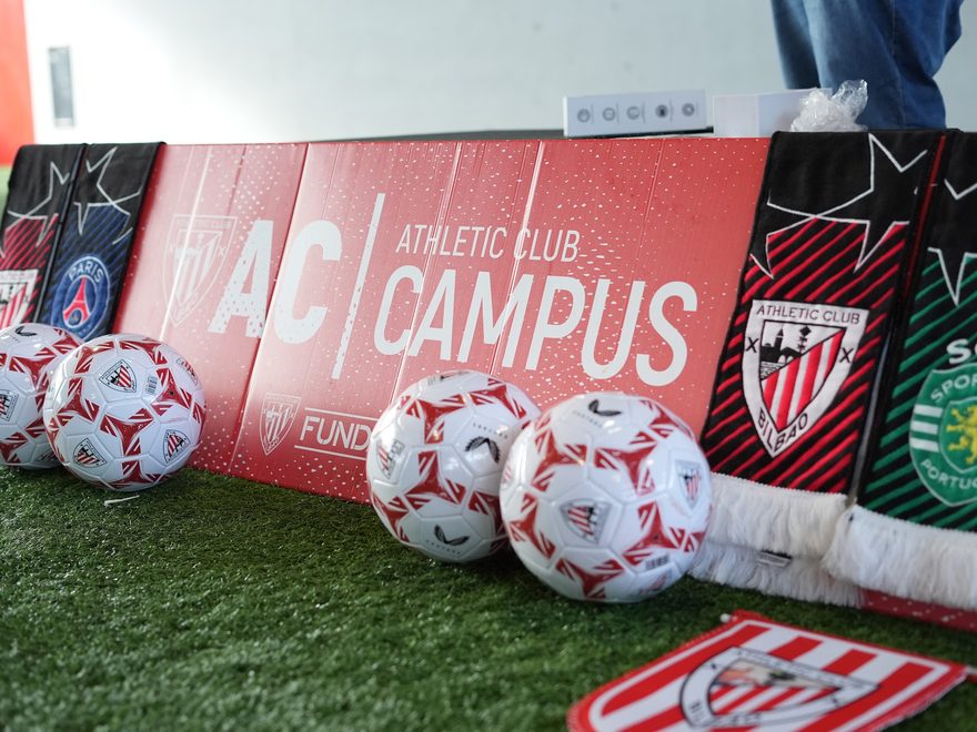 Balones, bufandas y banderas del sorteo especial de Navidad