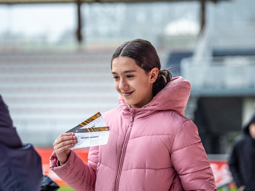 Una participante recogiendo su premio
