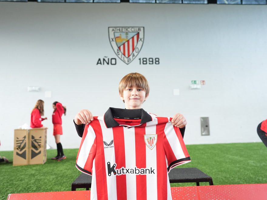 Un participante con la camiseta del Athletic que le tocó en el sorteo