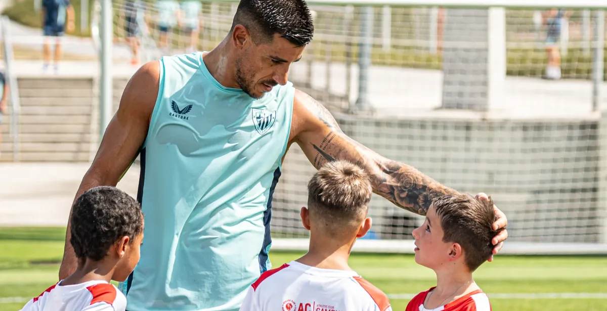 Yuri Berchiche con jugadores del AC Campus — 20€ de descuento con el código YURI2027